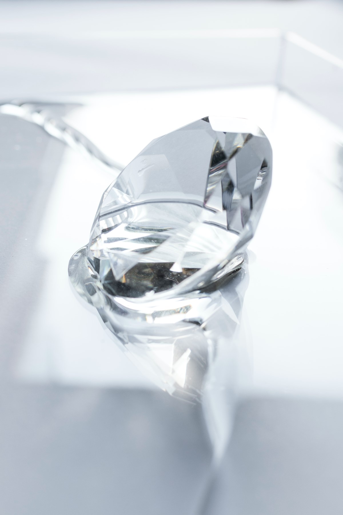 Diamenty czy cyrkonie – czym różnią się popularne kamienie jubilerskie?