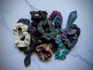 Gumki scrunchie – stylowe ozdoby do włosów